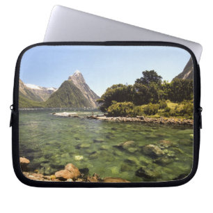 Neuseeland, Mitre Peak und Bowen River mündend Laptopschutzhülle