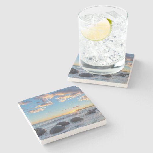 Neuseeland, Südinsel, Moeraki Boulders Steinuntersetzer (Seitenansicht)