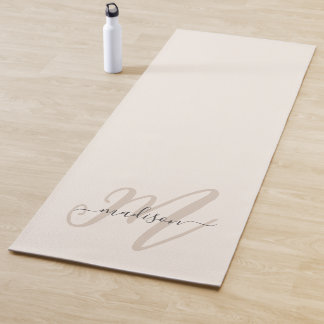 Neutral Beige Boho Script Monogram und Name Yogamatte