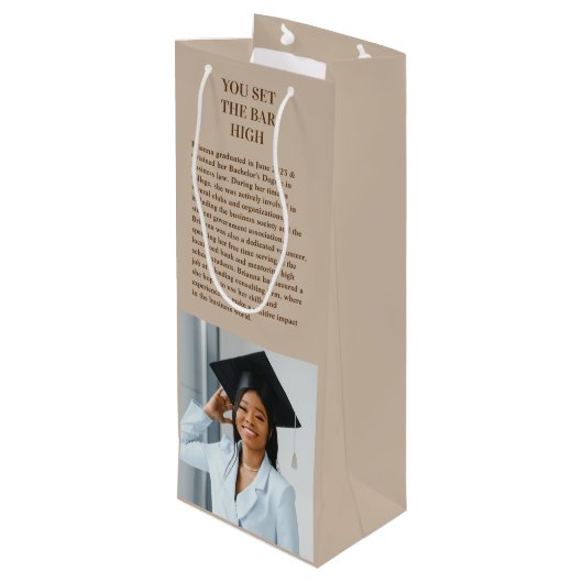 Neutral Brown Melanin Foto Abschluss Gift Geschenktüte Für Weinflaschen (Rückseite Schrägansicht)