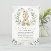Neutral Bunny Rabbit Greenery Gold Baby Dusche Einladung (Stehend Vorderseite)