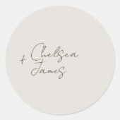 Neutral Dove Gray | Chic Script Minimalistisch Wed Runder Aufkleber (Vorderseite)