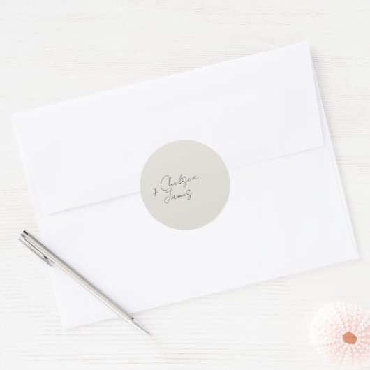 Neutral Dove Gray | Chic Script Minimalistisch Wed Runder Aufkleber (Umschlag)