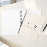 Neutral Elegant Moderner Minimalistischer Monogram Planer<br><div class="desc">Mit unserem klassischen eleganten, modernen Minimalistischen Monogram-Planer vereint Sie Organisation und Stil. Dieser sorgfältig entworfene Planer verbindet zeitlose Eleganz mit zeitgemäßem Minimalismus und macht ihn zu einem unverzichtbaren Instrument, um auf Ihrem Zeitplan bleibe. Dieser mit Präzision und Liebe zum Detail entworfene Planer ist mehr als nur ein praktisches Objekt; er...</div>