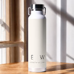 Neutral Elegant Moderner Minimalistischer Monogram Trinkflasche<br><div class="desc">Erhöhen Sie Ihre Hydratationsroutine mit unserer klassischen Elegant Moderne Minimalistische Monogram Black Water Flasche. Die sorgfältig gestaltete Wasserflasche vereint zeitlose Eleganz mit zeitgemäßem Minimalismus und ist somit ein stilvolles und funktionales Accessoire für Ihren Alltag. Diese Wasserflasche ist mit Präzision und Liebe zum Detail gefertigt und ist mehr als nur ein...</div>