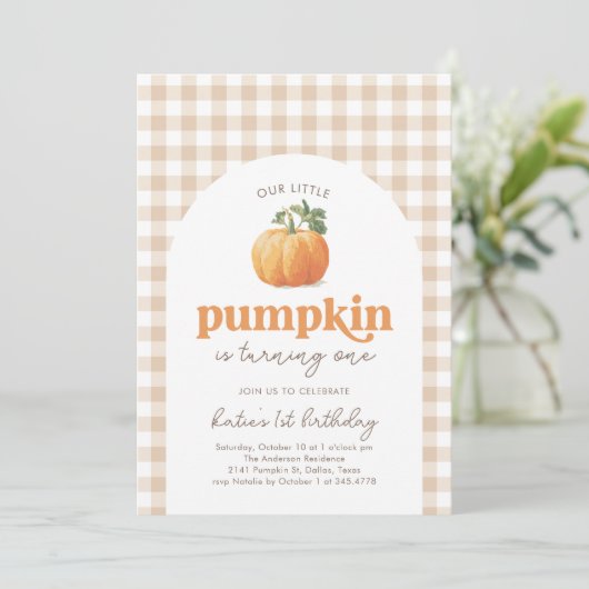 Neutral Gingham Pumpkin 1. Geburtstag Einladung (Stehend Vorderseite)