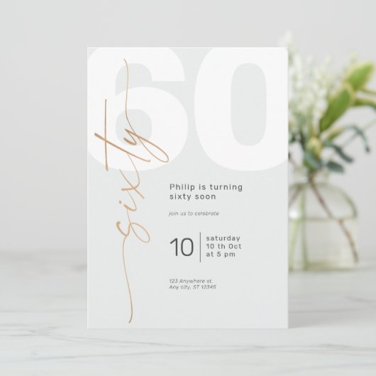 Neutral Gold Elegante Kalligraphie Geburtstag Einladung (Stehend Vorderseite)