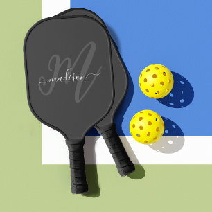 Neutral Gray Stylish Script Monogram und Name Pickleball Schläger