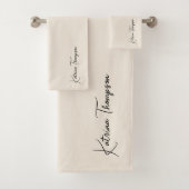 Neutral Ivory Modern Signature Script Monogram Badhandtuch Set (Insitu)