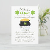 Neutral Lucky Clover Baby Shower Einladung (Stehend Vorderseite)
