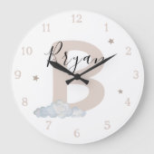 Neutral Monogram Baby Name Wall Clock Große Wanduhr (Vorderseite)