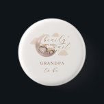 Neutral warten, bis der Star Grand Prix von Moon Button<br><div class="desc">Niedliche Schlafkuh zum Thema Mond,  Design mit Beige,  Braun,  Bräunungscreme,  Bräunung. Babydusche mit Aquarellbild eines Krübes mit Boho Mond,  Wolke,  Stern. Im Text steht: "Wir können frühzeitig warten!" und "Opa-to-be" Dieser Knopf ist ideal für eine geschlechtsneutrale Dusche im Winter,  Frühling,  Herbst und Sommer.</div>