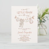 Neutrale Baby-Duschkleidung Einladung (Stehend Vorderseite)