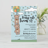 Neutrale Beary Niedlich Twins Baby Dusche Einladung (Stehend Vorderseite)