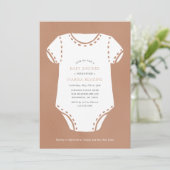 Neutrale Beige Bodysuit Minimalistisch Babydusche Einladung (Stehend Vorderseite)
