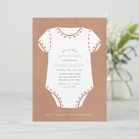 Neutrale Beige Bodysuit Minimalistisch Babydusche Einladung (Stehend Vorderseite)