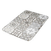 Neutrale, beige, graue, marokkanische Fliesen Badematte (Schrägansicht)