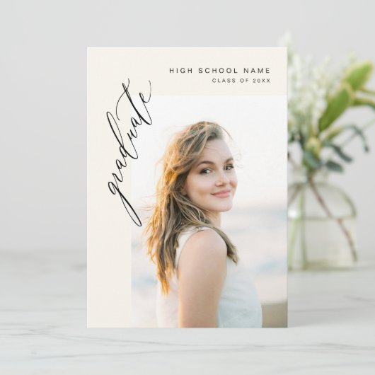 Neutrale Beige Minimalistische Foto Graduation Par Einladung (Stehend Vorderseite)