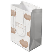 Neutrale Boho Clouds Stars Babydusche Mittlere Geschenktüte (Rückseite Schrägansicht)