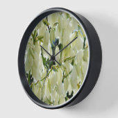 Neutrale botanische weiße Lilien Florals von Ava Uhr (Winkel)