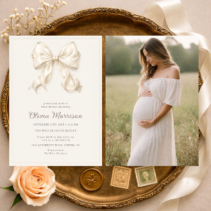 Neutrale Coquette-Schleife Foto Baby Shower Einladung