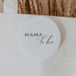 Neutrale Mama des Whimsikgeschlechts Button<br><div class="desc">Mit unserem skurrilen, geschlechtsneutralen Mama-to-be-Knopf - perfekt für jede Jahreszeit, ob Herbst, Winter, Frühling oder Sommer! Dieser Knopf strahlt einen boho-schicken Stil mit moderner, eleganter Kalligraphie und einem minimalistischen Schwarzweiß-Design aus. Es ist hübsch und einzigartig, mit einer Touch Vintagen Shabby Chic, das es perfekt für Jungen und Mädchen macht. Außerdem...</div>