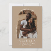 Neutrale und moderne Tan-Foto-Save the Date-Karte Einladung (Vorderseite)