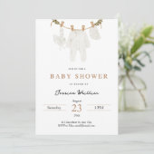 Neutrale Wasserfarben Babykleidung Babydusche Einladung (Stehend Vorderseite)