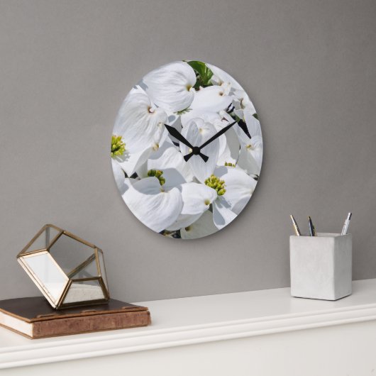 Neutrale weiße Cornales Blüten Florals von Ava Große Wanduhr (Büro)