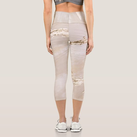 Neutraler goldener Hintergrund Capri Leggings (Rückseite)