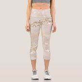 Neutraler goldener Hintergrund Capri Leggings (Vorderseite)