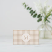 Neutrales Beige Gingham Monogramm Visitenkarte (Stehend Vorderseite)