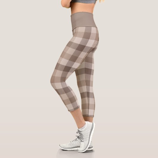 Neutrales Erdbraun Kariertes Gingham Karomuster Capri Leggings (Links)