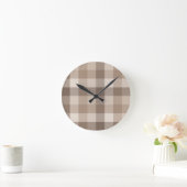 Neutrales Erdbraun Kariertes Gingham Karomuster Runde Wanduhr (Zuhause)