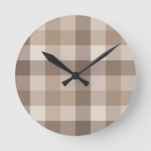 Neutrales Erdbraun Kariertes Gingham Karomuster Runde Wanduhr (Vorderseite)