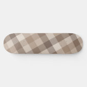Neutrales Erdbraun Kariertes Gingham Karomuster Skateboard (Horizontal)
