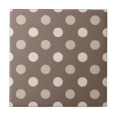 Neutrales Erdbraun-Polka-Punkte-Design Fliese (Vorderseite)