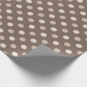 Neutrales Erdbraun-Polka-Punkte-Design Geschenkpapier (Ecke)