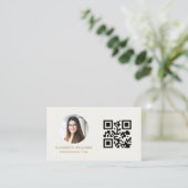 Neutrales Gold QR Code Foto Monogramm Visitenkarte (Stehend Vorderseite)