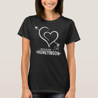Neuverheiratete Flitterwochen Wir sind auf unserem T-Shirt