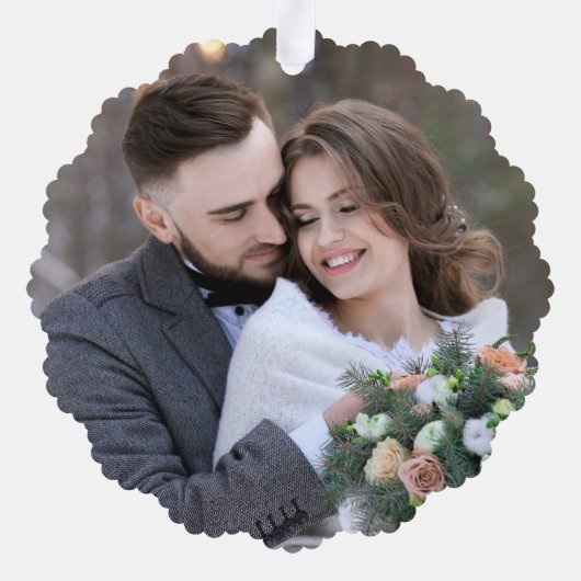 Neuvermählte Erste WeihnachtsKardinäle Wreath Foto Ornament Karte (Rückseite)