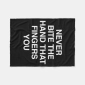 Never Bite The Hand That Fingers You Funny Sarcasm Fleecedecke (Vorderseite (Horizontal))