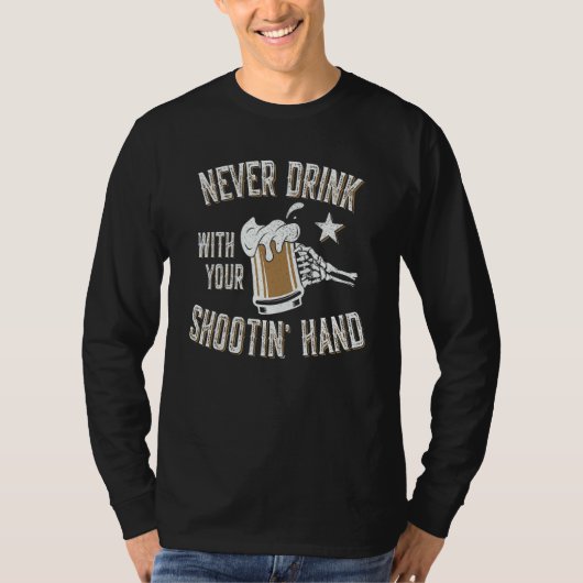Never Drink with Your Shooting Hand Skeleton Funny T-Shirt (Vorderseite)