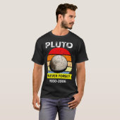 Never Forget Pluto Funny space Science Retro Astro T-Shirt (Vorne ganz)