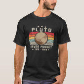 Never Forget Pluto Retro Funny Space Science Novel T-Shirt (Vorderseite)