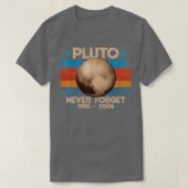 Never Forget Pluto T-Shirt (Design vorne)