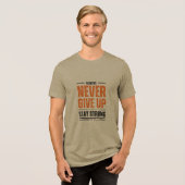 NEVER GIVE UP – Motivational Khaki T-Shirt Tri-Blend Shirt (Vorderseite voll)