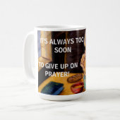 NEVER GIVE UP ON PRAYER  KAFFEETASSE (Vorderseite Links)