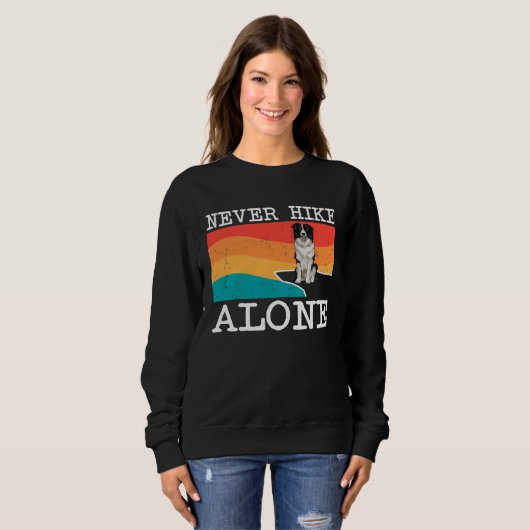 Never Hike Alone Border Collie Graphic Hiking Sweatshirt (Vorne ganz)