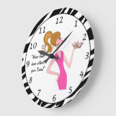 "Never Leave Home Without Your Tiara!" DIVA Clock Große Wanduhr (Winkel)